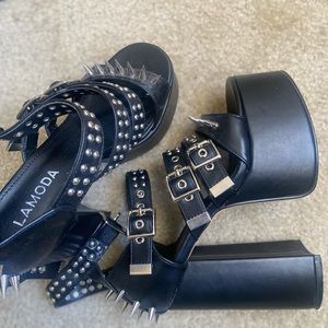 Black lamoda spiked platform heels size 7